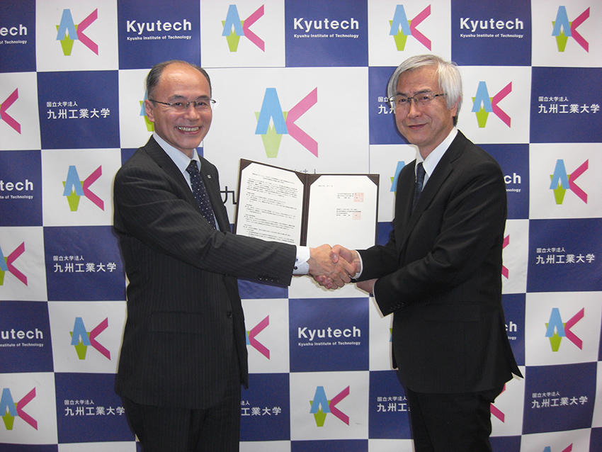 署名後握手するCNESル・ガル総裁(左)とJAXA奥村理事長(右)