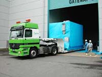 ALOSを搭載したコンテナの搬入