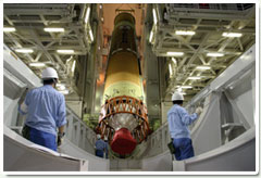 H-IIAロケット、第1段ロケットの起立(大型ロケット組立棟)