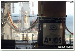 大型ロケット組立棟から見た8号機<br>(手前)と第1射点の9号機(奥)提供:RSC/JAXA
