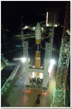 大型ロケット組立棟から第1射点へ移動中の8号機