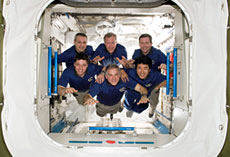軌道上の「きぼう」船内保管室にて。土井宇宙飛行士(右下)とSTS-123クルー(提供:NASA )