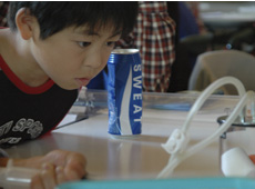 科学実験に夢中な子ども