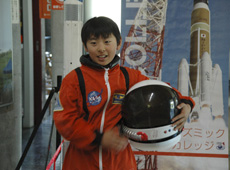宇宙スーツで記念撮影