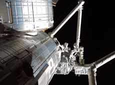 STS-127~bV̔s9ځBuDOvbgz[Ɏtlqi񋟁FNASAj