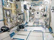 「きぼう」船内実験室の内部(提供:NASA)
