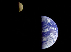 月と地球(提供:NASA)