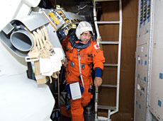 訓練中の土井宇宙飛行士(提供:NASA)