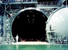 三菱電機鎌倉製作所にある、宇宙環境を模擬する真空チャンバー(提供:三菱電機)