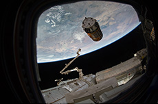ISS10mn_ɋ߂ÂûƂv2@i񋟁FJAXA/NASAj