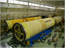 製造中のH-IIBロケット(手前)