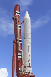 射点に立つイプシロンロケット