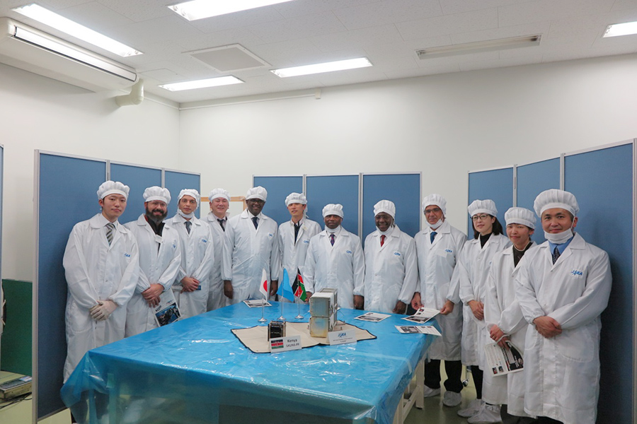 筑波宇宙センターでのナイロビ大学衛星引き渡し