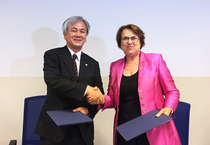 UNISPACE+50期間中の、KiboCUBE協力の継続に関するMOU署名式（左：JAXA 三宅調査国際部長、右：国連宇宙部DiPippo部長）
