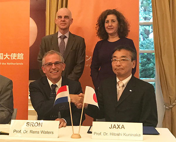 SRONレンス・ヴァータース所長(左)とJAXA國中理事(右)