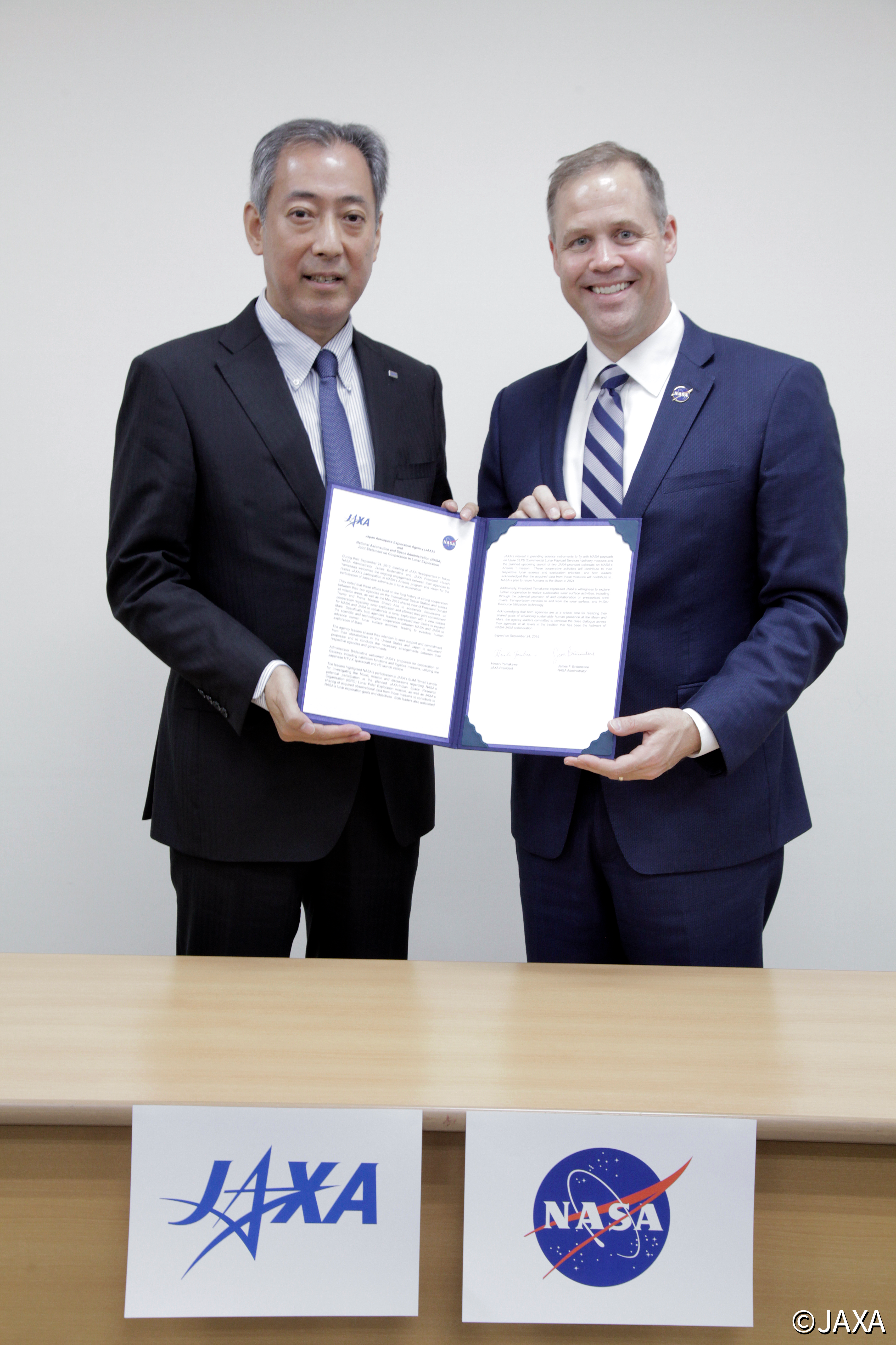 NASAブライデンスタイン長官(左)とJAXA山川理事長(右)