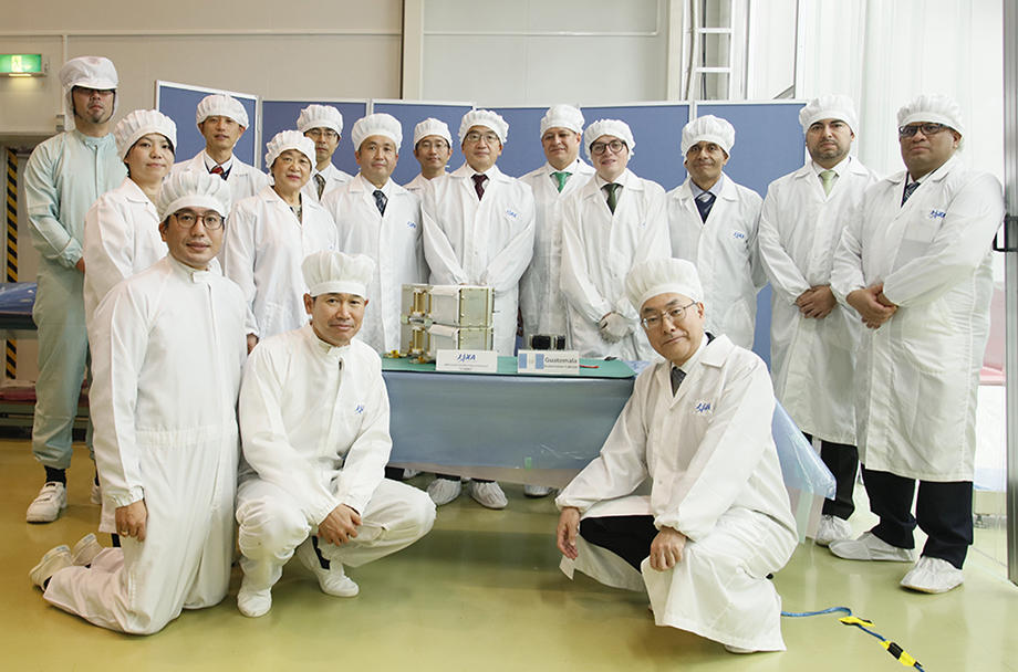 筑波宇宙センターでの衛星引き渡し