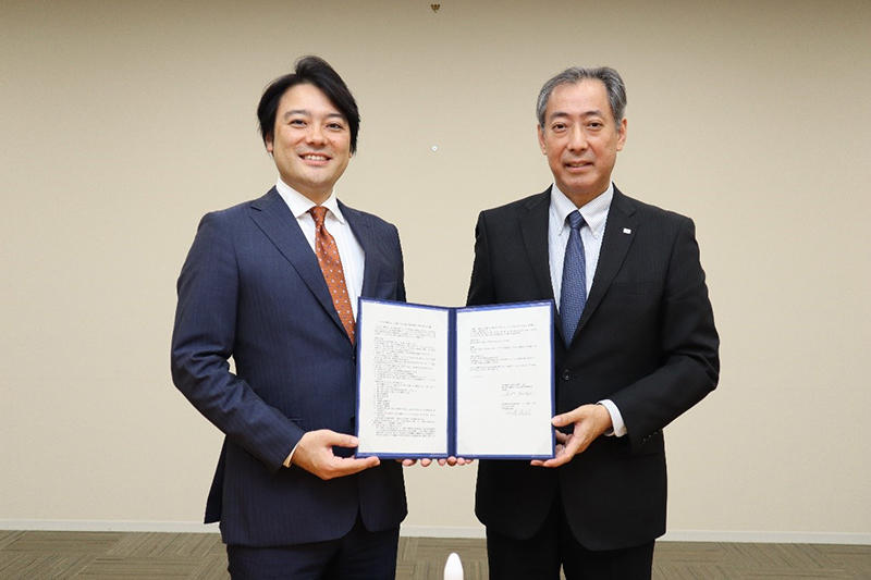 理事長/BD永崎社長の調印模様の写真
