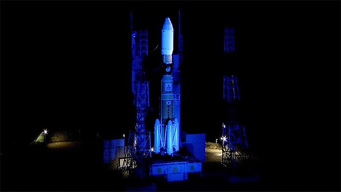 ブルーにライトアップされたH-IIBロケット9号機