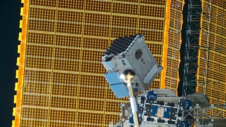 図2 国際宇宙ステーションに搭載されているX線望遠鏡NICERの写真(提供:NASA)