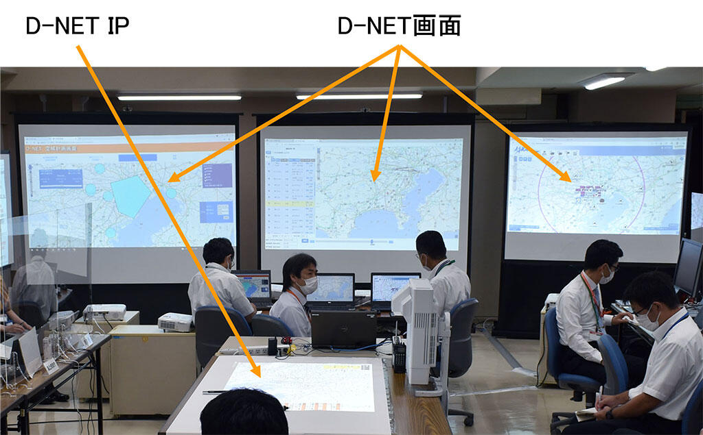 図1 空域統制所におけるD-NETの利用状況　©JAXA