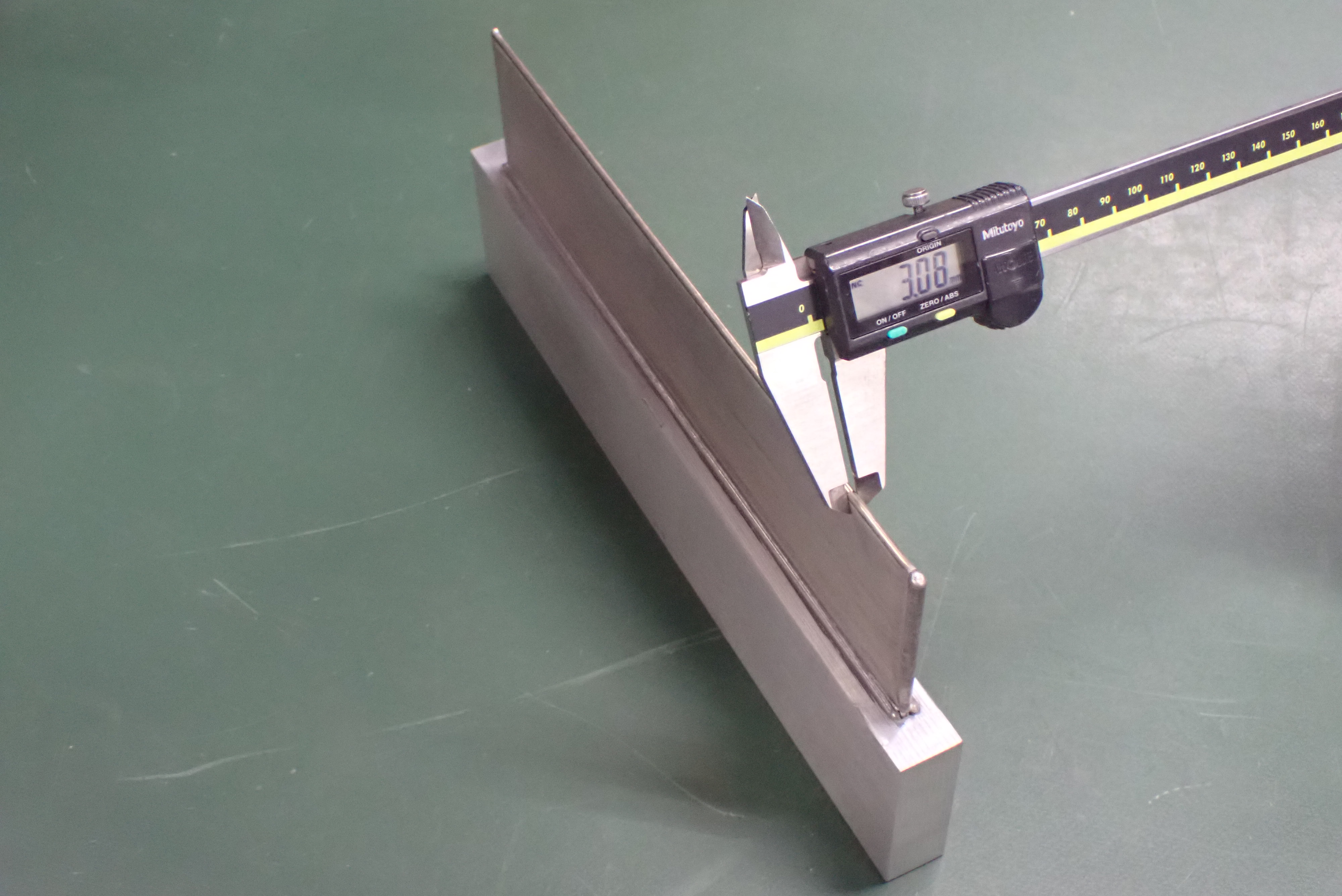 積層造形サンプルの全体形状（約270×60×3mm） ©三菱電機