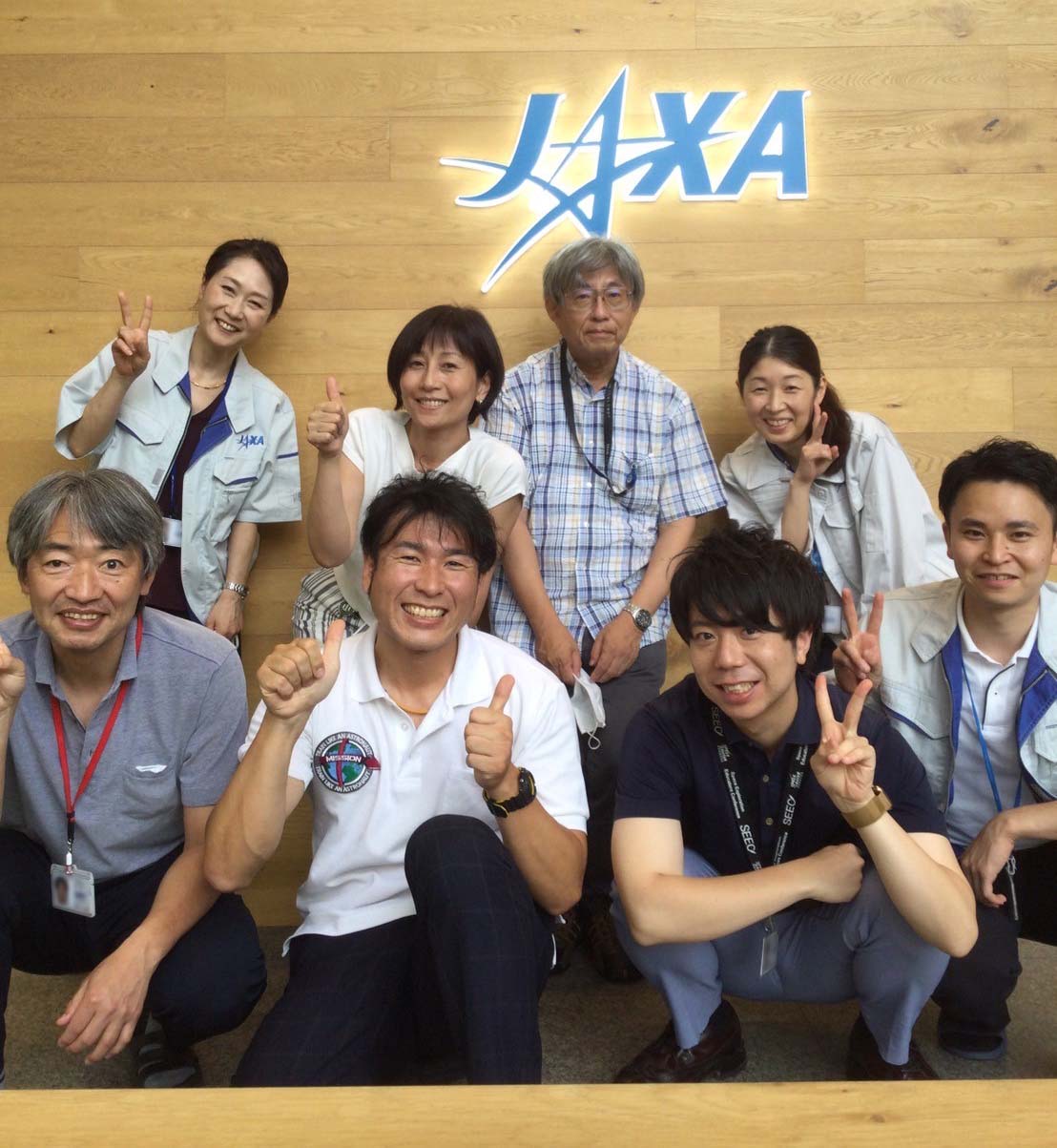 今回のGIGAスクール特別講座の企画から実施に携わった宇宙教育センターメンバー。後列中央左が織田 史子(おだ ふみこ)。前列中央左が猿渡智衛先生、中央右が野村 健太(のむら けんた)。