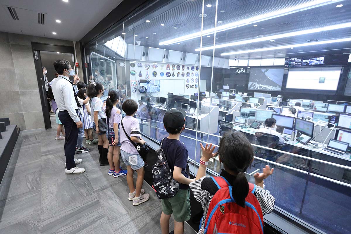 終了後の管制室見学。当日のきぼうフライトディレクタは大西卓哉宇宙飛行士が担当。