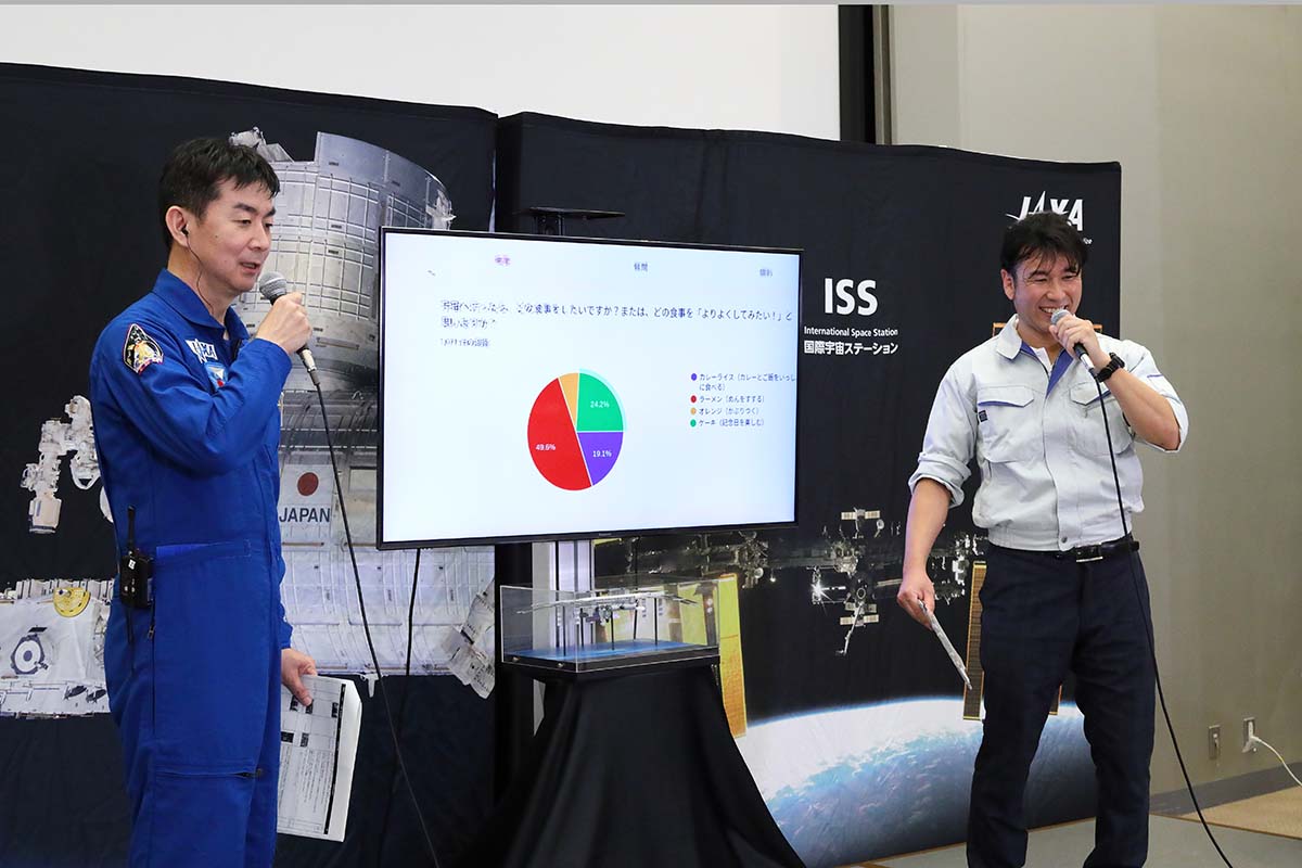 GIGAスクールライブ配信中に出題した質問の答えを確認している様子
