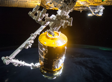 ISSのロボットアームで把持された「こうのとり」5号機（提供：JAXA/NASA）