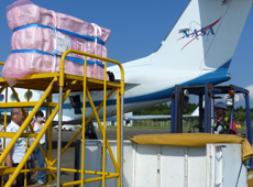 種子島空港に到着したNASAの緊急物資
