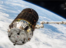 ロボットアームに把持された「こうのとり」5号機（提供：JAXA/NASA）