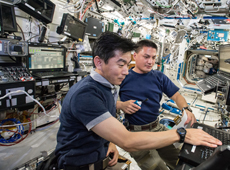 「こうのとり」5号機の到着に向けてISSで訓練を行う油井宇宙飛行士（手前）（提供：JAXA/NASA）