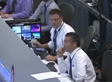 NASA管制室でCAPCOMを担当する若田宇宙飛行士（提供：JAXA/NASA）