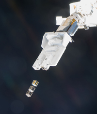 「きぼう」からの超小型衛星の放出（提供：JAXA/NASA）