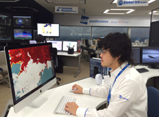 海氷のデータを見る佐川さん