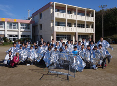 人間リフレクターをまとった学生たち。手前にあるのは電波反射器。