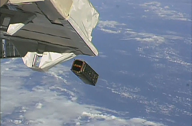 「きぼう」から超小型衛星3機の放出に成功!