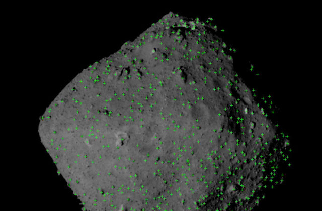 小惑星リュウグウの表面に多くある岩塊
