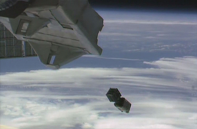 「きぼう」から超小型衛星3機放出に成功!