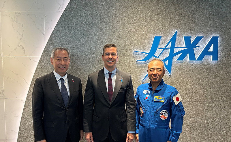 パラグアイ共和国 サンティアゴ・ペニャ・パラシオス大統領/ 筑波宇宙センター