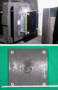 写真上：供試体（右側の厚い板が太陽電池パネル）/写真下：実験後の太陽電池パネルを裏から見たもの