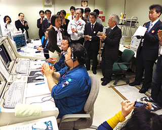 停波作業実施直後の管制室の様子（中央やや左側の女性が松岡彩子プロジェクトマネージャ）