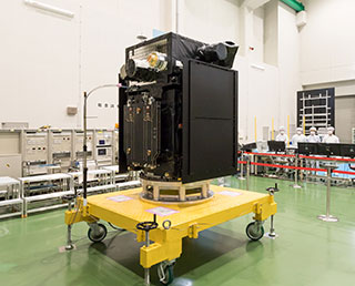 ERG衛星、相模原キャンパスで機体公開