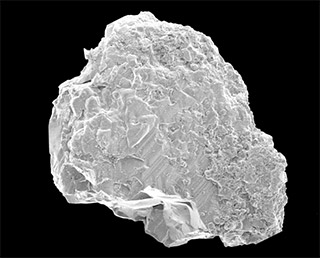 微粒子表面の模様に残る小惑星イトカワ、40億年の歴史