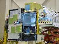 AVNIR-2(写真中央上)を衛星に取り付け