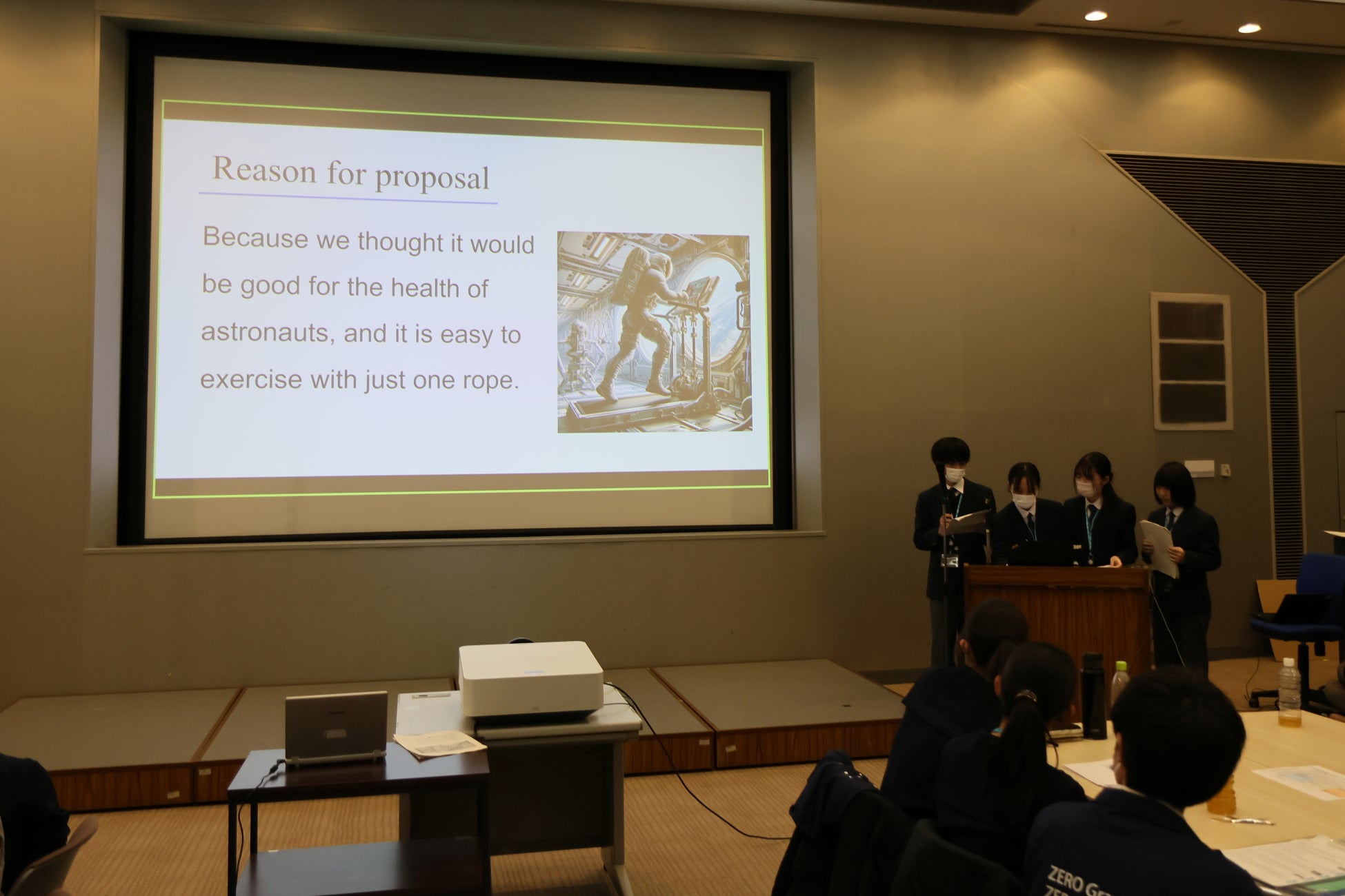 実験内容を事前に発表する参加学生たち
