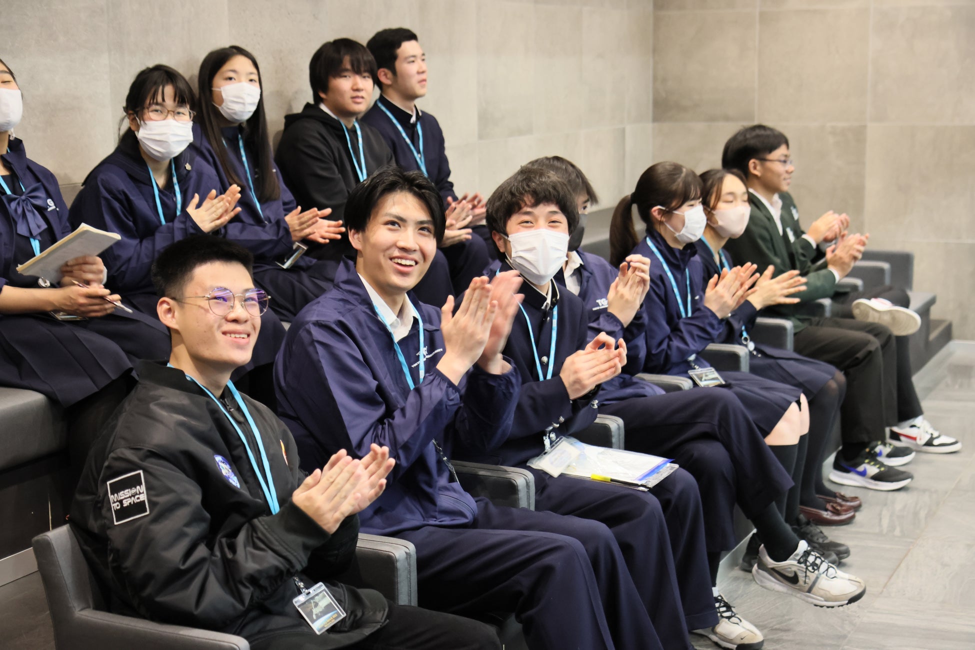 運用管制室の見学室から実験を見守る学生たち