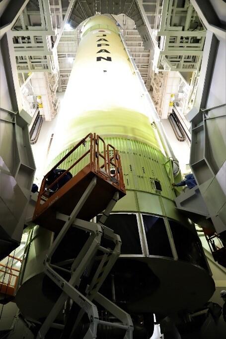移動発射台に据え付けられた1段機体