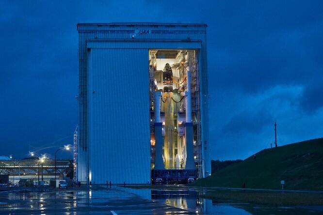 組立棟を出発する直前の機体